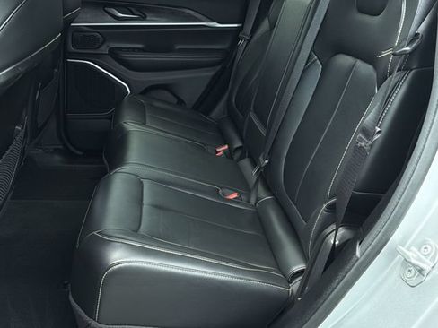 Used 2022 Jeep Grand Cherokee Limited AWD/4WD image 19