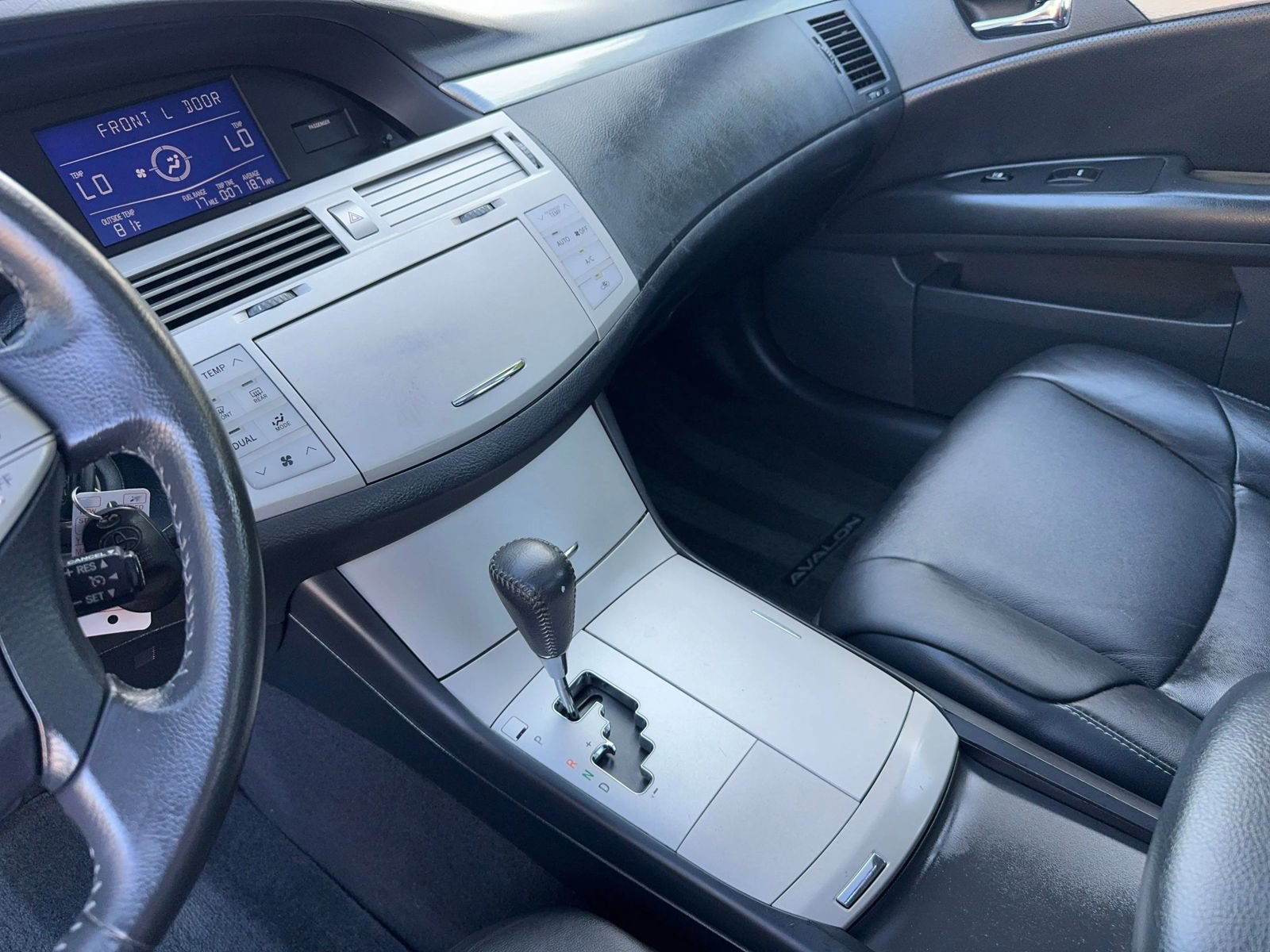 Used 2005 Toyota Avalon Touring FWD image 25