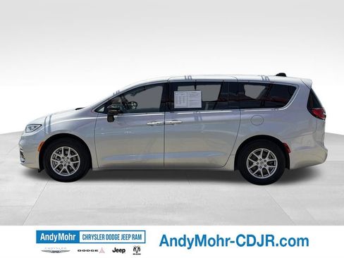 Used 2024 Chrysler Pacifica Touring-L FWD image 4