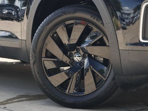 Certified 2026 Volkswagen Atlas SE FWD image 3