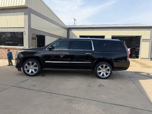 Used 2017 Cadillac Escalade ESV Premium Luxury image 34