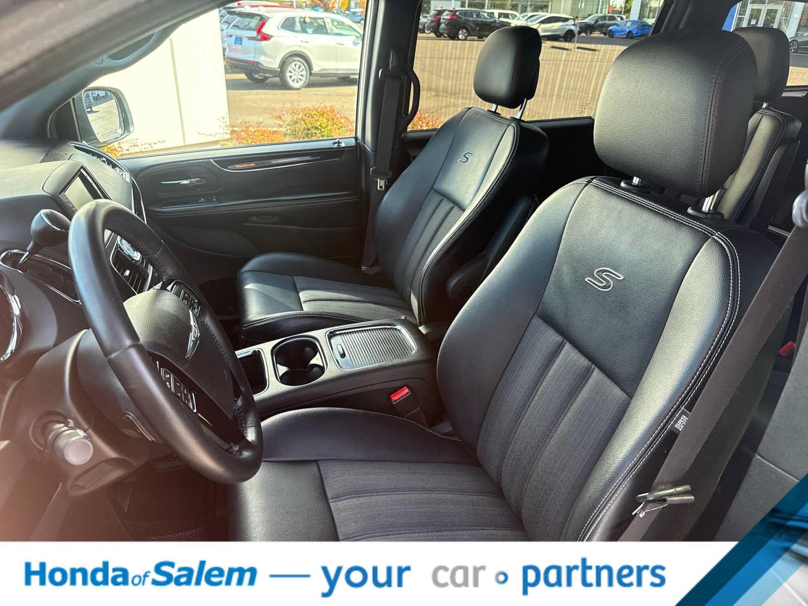 Used 2014 Chrysler Town & Country S FWD image 11
