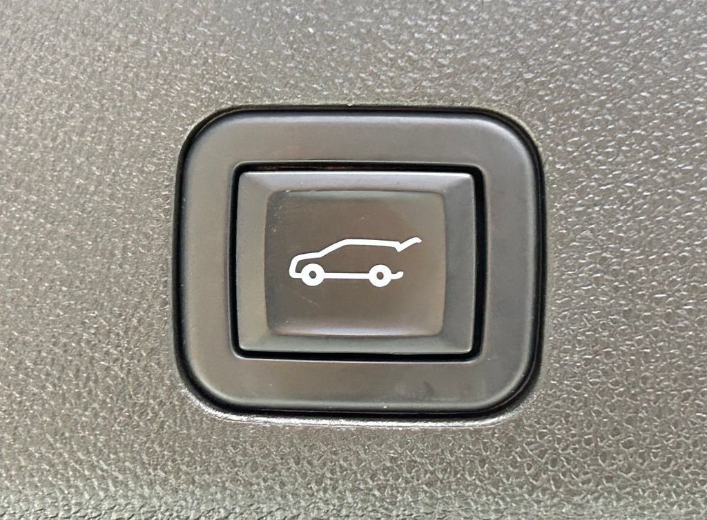 Used 2021 Cadillac Escalade Sport w/ Driver Assist Tech Package AWD/4WD image 17