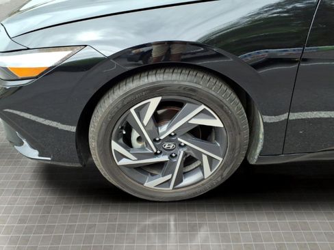 Certified 2024 Hyundai Elantra Limited FWD image 5