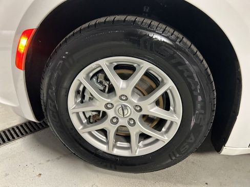 Used 2023 Chrysler Pacifica Touring image 9