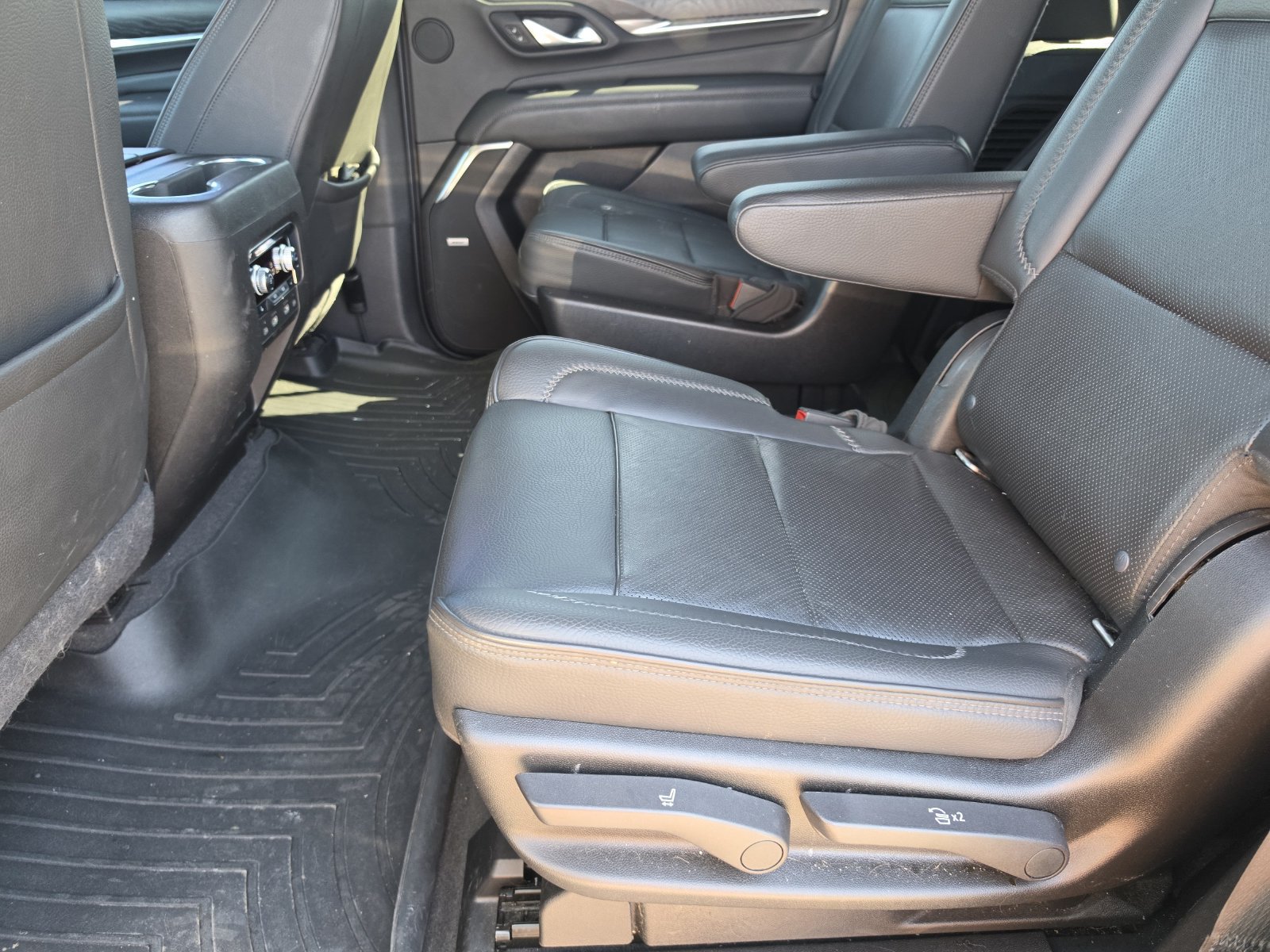 Used 2021 GMC Yukon Denali w/ Denali Premium Package AWD/4WD image 9