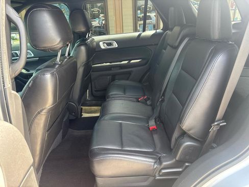 Used 2014 Ford Explorer XLT w/ Equipment Group 202A FWD image 17
