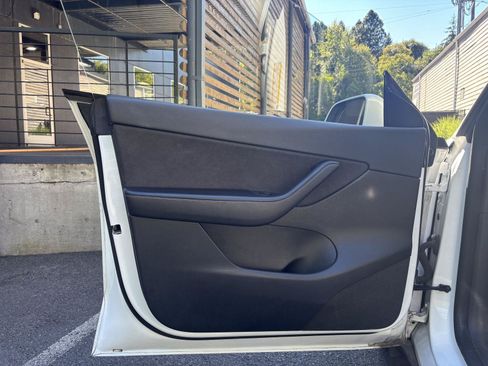 Used 2021 Tesla Model Y Long Range AWD/4WD image 6