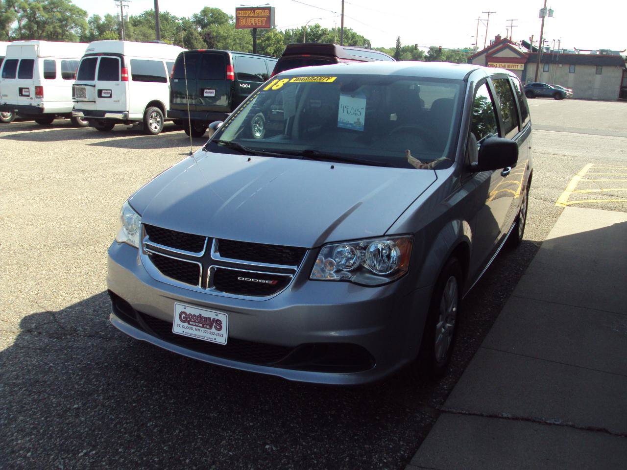 Used 2018 Dodge Grand Caravan SE w/ UConnect Hands-Free Group FWD image 4