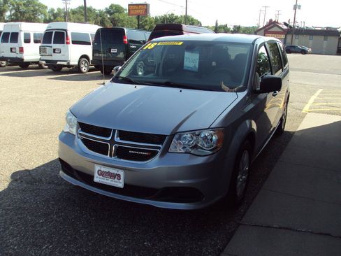 Used 2018 Dodge Grand Caravan SE w/ UConnect Hands-Free Group FWD image 4
