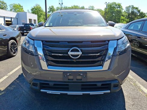 Used 2024 Nissan Pathfinder Platinum AWD/4WD image 2