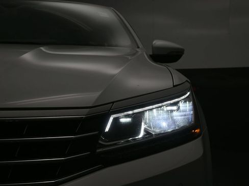 Used 2017 Volkswagen Passat 1.8T SEL Premium FWD image 11