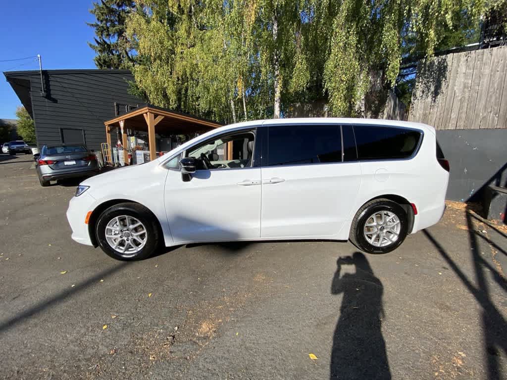 Used 2024 Chrysler Pacifica Touring-L FWD image 3
