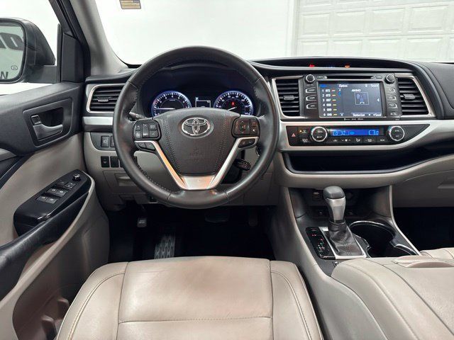 Used 2018 Toyota Highlander XLE AWD/4WD image 22