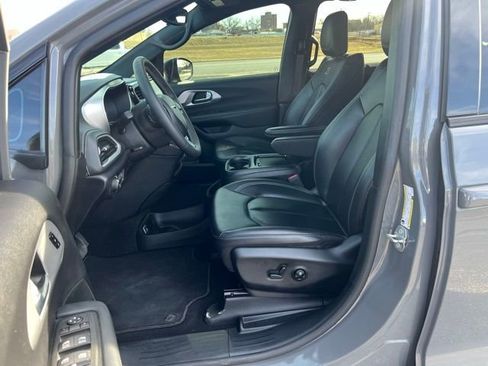 Used 2023 Chrysler Pacifica Touring-L w/ S Appearance Package image 9