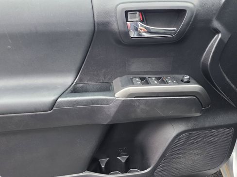 Used 2020 Toyota Tacoma TRD Off-Road image 10