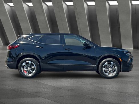 Used 2025 Chevrolet Blazer LT AWD/4WD image 3