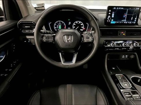 Used 2025 Honda Pilot Touring image 6