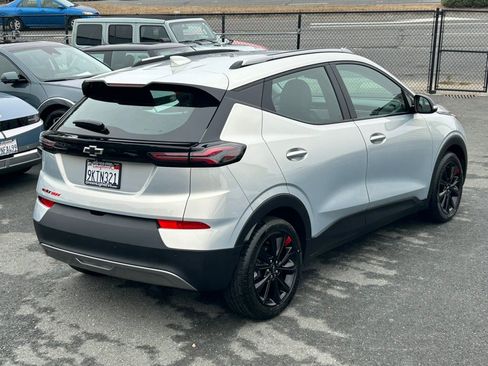 Used 2023 Chevrolet Bolt EUV LT w/ Convenience Package FWD image 5