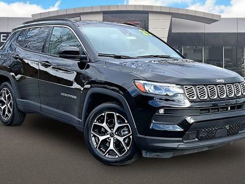 Used 2025 Jeep Compass Limited image 11