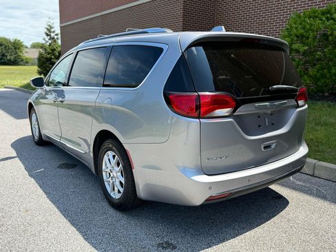 Used 2020 Chrysler Pacifica Touring-L FWD image 8
