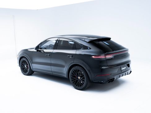 Used 2023 Porsche Cayenne GTS image 3