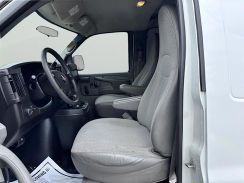 Used 2010 Chevrolet Express 2500 Extended RWD image 11