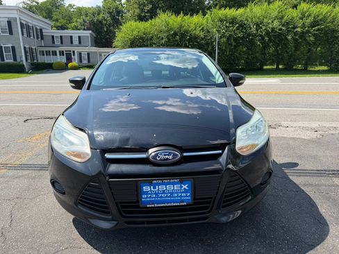 Used 2014 Ford Focus SE w/ SE Winter Package FWD image 2