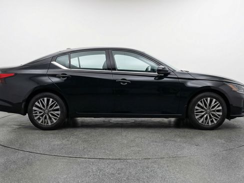 Used 2025 Nissan Altima 2.5 SV FWD image 11
