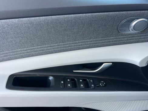 New 2025 Hyundai Elantra Limited image 9