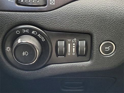 Used 2019 Jeep Cherokee Trailhawk image 22