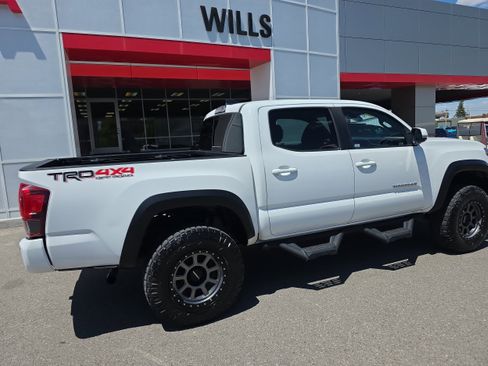 Used 2019 Toyota Tacoma TRD Off-Road w/ Technology Package AWD/4WD image 5