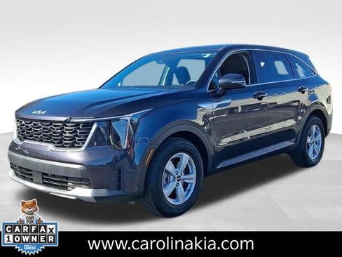 Used 2025 Kia Sorento LX image 3