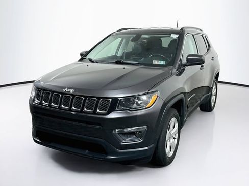 Used 2018 Jeep Compass Latitude w/ Cold Weather Group AWD/4WD image 3