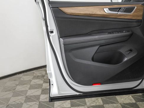 Used 2024 Volkswagen Atlas SE w/ Black Wheel Package image 33