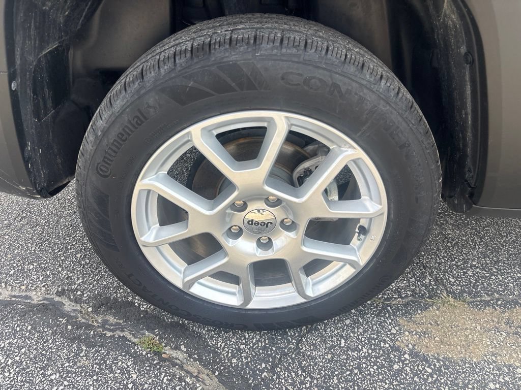 Used 2023 Jeep Renegade Latitude AWD/4WD image 12
