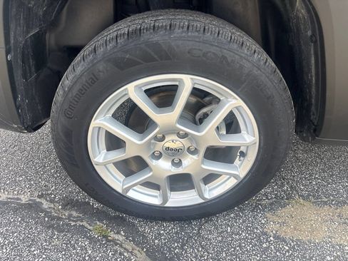 Used 2023 Jeep Renegade Latitude AWD/4WD image 12
