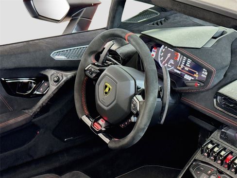 Used 2018 Lamborghini Huracan Performante AWD/4WD image 30