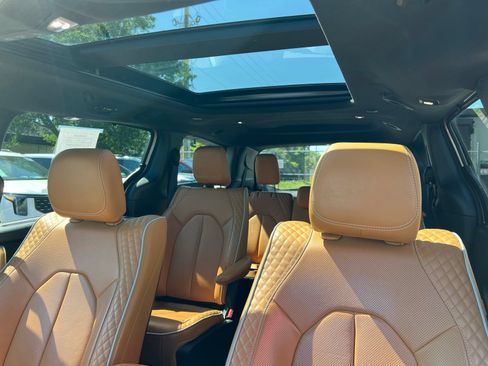 Used 2023 Chrysler Pacifica Pinnacle FWD image 38