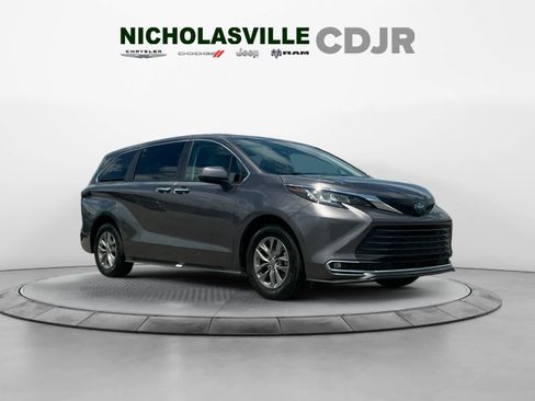 Used 2023 Toyota Sienna XLE AWD/4WD image 7