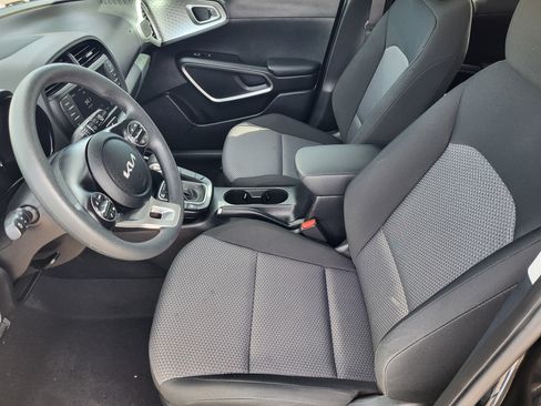Used 2025 Kia Soul LX w/ LX Technology Package FWD image 34