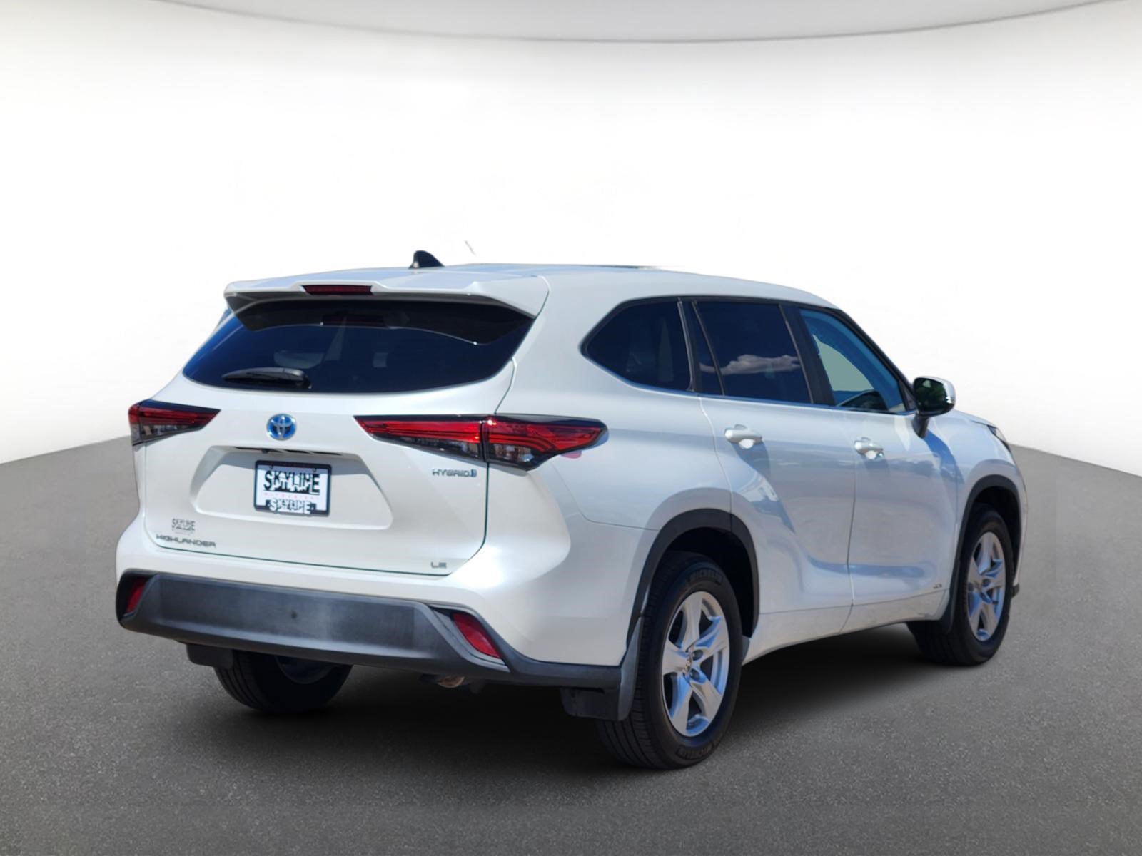 Used 2023 Toyota Highlander LE AWD/4WD image 3