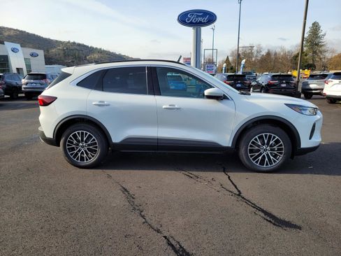 New 2025 Ford Escape SE w/ Class II Trailer Tow Package FWD image 4