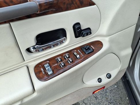Used 1999 Lincoln Town Car Executive image 8