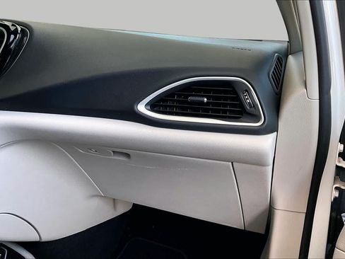 Used 2024 Chrysler Pacifica Touring-L FWD image 19