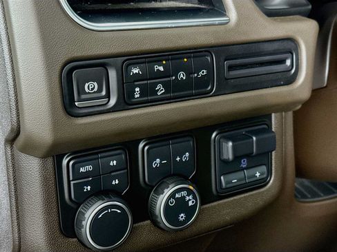 Used 2021 Chevrolet Tahoe Z71 w/ Z71 Signature Package AWD/4WD image 10