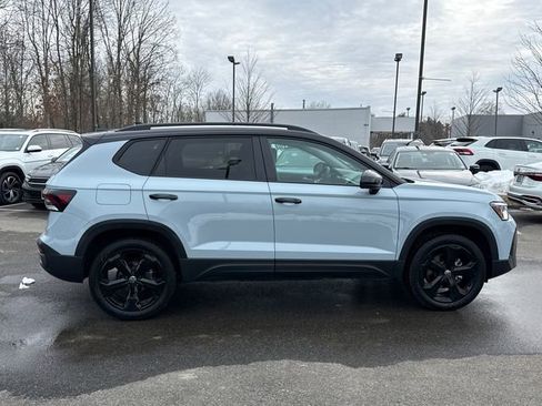 Certified 2025 Volkswagen Taos SE image 3