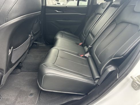 Used 2024 Jeep Grand Cherokee Limited w/ Luxury Tech Group II RWD image 23