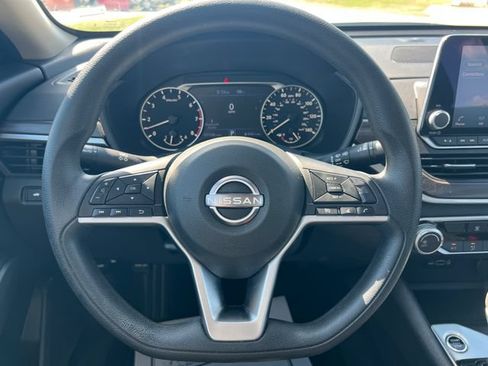 Used 2025 Nissan Altima 2.5 SV FWD image 19