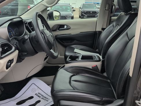 Used 2023 Chrysler Pacifica Touring-L FWD image 20